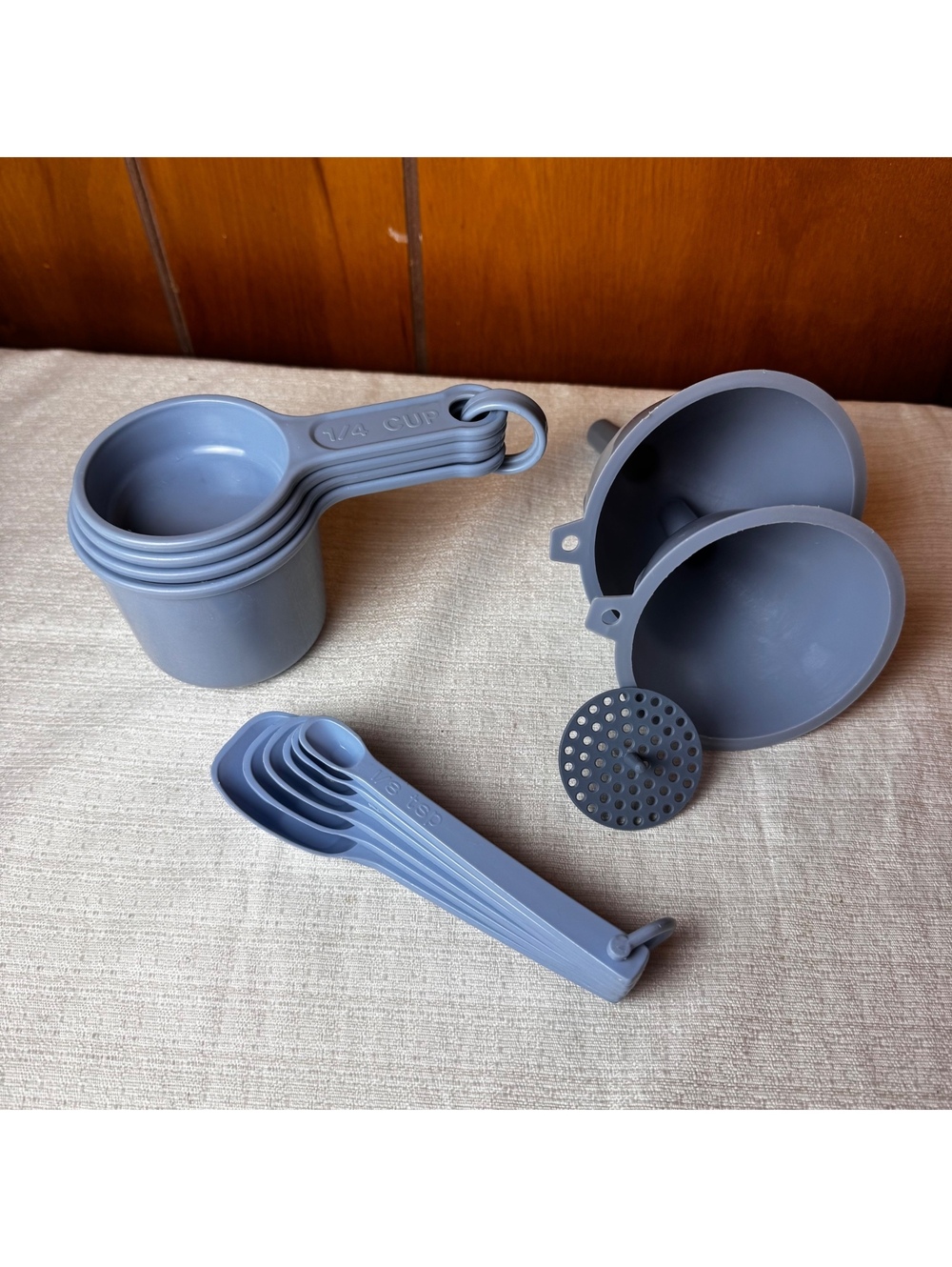 Vintage Rubbermaid Blue Measuring Cups Spoons Funnels With Strainer Kitchen Set - Picture 2 of 7